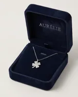 Collar de acero con dije en forma de trébol de cuatro hojas, completamente cubierto de circonias brillantes.