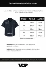 Camisa de manga corta tejida en algodón con diseño calado, cuello tipo bowling y cierre frontal con botones al tono.