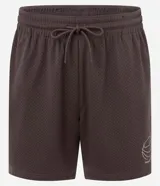 Bermuda deportiva masculina color marrón, confeccionada con tecnología Dry que evapora el sudor. Tiene cintura elástica con cordón ajustable y estampado de baloncesto.