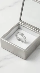 Anillo de acero con banda central de nácar y detalle de circonias incrustadas.