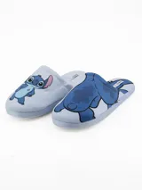 Pantuflas abiertas de tela suave color celeste, con estampado del personaje Stitch de Disney.