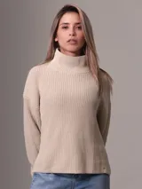 Sweater de tejido punto grueso color beige claro, con cuello alto y mangas largas, corte relajado.