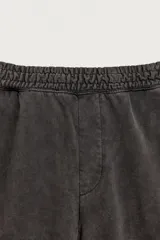 Pantalón jogger balloon fit de hombre, color negro con efecto lavado, confeccionado en algodón con interior afelpado. Cuenta con cintura elástica, bolsillos laterales y detalle de bolsillos traseros.