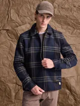 Chaqueta de lana con cierre frontal completo, diseño a cuadros en tonos azul marino y verde, cuello camisero y bolsillos laterales.