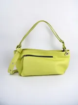 Cartera de cuero color verde lima, con correa de hombro ajustable con hebilla. Tiene un bolsillo frontal con cierre y un compartimento principal con cierre.
