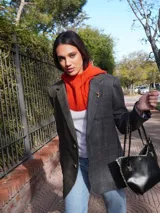 Blazer oversize bicolor de la marca Agnés, con diseño de doble faz que combina un lado en tejido gris oscuro liso y otro lado en tejido tostado con patrón de rayas diplomáticas. Cuenta con solapas clásicas, cierre frontal de dos botones y bolsillos aplicados.