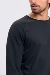 Remera de manga larga en color negro, con cuello redondo a la base y diseño de mangas tipo raglán con textura acanalada.