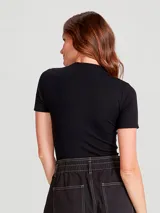 Blusa marrón de manga corta y cuello alto, confeccionada en tejido acanalado de ajuste ceñido al cuerpo.