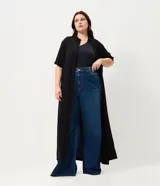 Vestido chemise midi color negro confeccionado en viscosa, de corte recto y holgado. Cuenta con cuello camisero, mangas cortas y cierre frontal con botones al tono.
