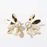 Par de caravanas con forma de flor, con pétalos dorados y perlas blancas.