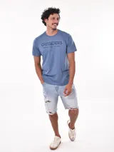 Remera blanca de corte slim fit con estampado frontal de líneas horizontales negras que forman la palabra 'Trust' y la frase 'In Yourself'.