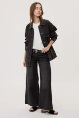 Jean wide leg de tiro medio, con pierna amplia de caída recta, diseño de cinco bolsillos, pasacintos y cierre frontal con botón y cremallera.