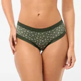 Pack de tres shortys Kiabi confeccionados en microfibra, con detalles de encaje en la cintura y el contorno de las piernas. Incluye un shorty verde con estampado floreado pequeño, uno liso de color rosado y uno en tono crudo con estampado de flores en tonos rojizos y verdes.