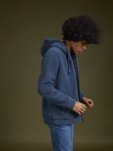 Campera de abrigo tipo fleece color azul marino, con cierre frontal completo y cuello alto.