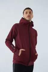 Campera gris de felpa con capucha, cierre frontal y bolsillos tipo canguro.