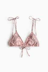 Top de bikini triangular color rosado con estampado paisley en tonos oscuros, con copas con relleno extraíble y tiras para atar en los hombros y en la espalda.
