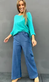 Sweater de punto color turquesa, con cuello redondo y mangas largas. Diseño básico y versátil de calce holgado.