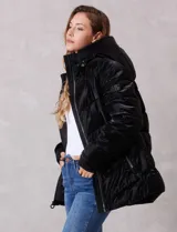 Campera puffer de acabado satinado en color negro, con diseño capitoneado horizontal. Cuenta con cierre frontal metálico, capucha fija con interior de piel sintética y bolsillos laterales con cierre. Incluye puños internos de tejido elastizado con abertura para el pulgar y logo metálico en la manga.