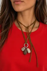 Collar de diseño artesanal compuesto por un cordón de cuero tostado ajustable y un dije con anilla metálica del que cuelgan tres piedras naturales.