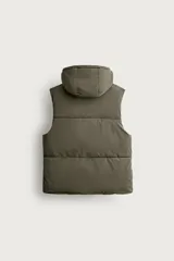 Chaleco acolchado puffer color negro para hombre, de corte regular fit, con capucha ajustable, cierre frontal de cremallera y bolsillos laterales de vivo.