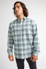 Camisa de viyela a cuadros color ladrillo, azul y blanco, de corte slim fit, manga larga, con bolsillo en el pecho y logo bordado.