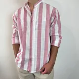 Camisa de lino a rayas verticales blancas y rosadas, con cuello mao y mangas largas.