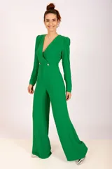 Mono largo de crepé color verde esmeralda, con escote en V cruzado, mangas largas abullonadas y pantalón palazzo. Cierre cruzado con dos botones dorados.