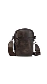 Bandolera morral color verde militar, con cierre metálico principal y cierre frontal. Cuenta con correa de galón gruesa y ajustable.