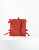 Mochila acolchada color beige con cierre superior enrollable y hebilla.