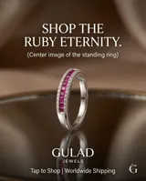 Anillo de plata 925 con diseño medio sin fin, engastado con una hilera central de circonias baguette color fucsia y pequeños cristales laterales.