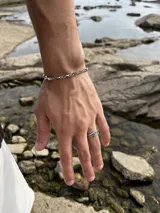 Pulsera plateada de acero inoxidable con eslabones tipo Gucci.