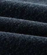 Pantalón de jean con corte recto, tiro medio y diseño de cinco bolsillos. Confeccionado en denim de algodón con un toque de elastano, presenta un lavado clásico y cierre frontal con botón y cremallera.