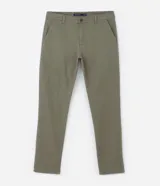 Pantalón de sarga para hombre, de corte recto y diseño básico. Cuenta con cintura fija con trabillas para cinturón, cierre frontal con cremallera y botón, y bolsillos laterales y traseros.