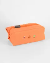 Neceser naranja de tela con cierre superior y logo de la marca en etiqueta negra. Presenta bordados de emojis: copa de vino, fuegos artificiales y mano verde.