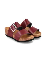 Sandalia de plataforma ergonómica con suela de corcho flexible y capellada en cuero napa de color bordó. Posee dos tiras, una de ellas decorada con una llamativa hebilla metálica plateada.