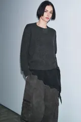 Jersey de cuello redondo y manga larga, confeccionado en hilatura de cashmere 100% con acabados en rib.
