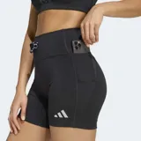 Short deportivo Adidas tipo calza corta, color negro, con cintura alta y cordón ajustable. Cuenta con bolsillos laterales en los muslos y logo reflectante en la pierna.