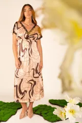 Vestido midi color salmón con estampado abstracto en marrón, escote en V con detalle de encaje negro y mangas cortas.