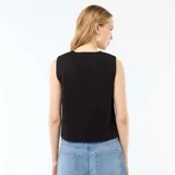 Chaleco sin mangas de color negro, con cuello redondo y cierre frontal mediante botones. Presenta un diseño corto con una abertura en la parte inferior.