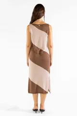 Vestido midi de punto sin mangas, con diseño a rayas diagonales en tonos marrón y tostado con hilo metalizado. Cuenta con escote bote, corte recto y abertura lateral en el dobladillo.