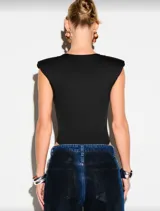 Body negro con escote profundo en V, hombros estructurados y corte high leg. Confeccionado en tela elastizada que se ajusta al cuerpo.