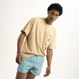 Remera celeste de corte holgado con bolsillo en el pecho y logo estampado en color naranja.