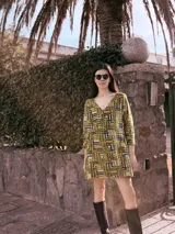 Minivestido de terciopelo con estampado geométrico en tonos ocre, negro y blanco. Escote en V y mangas 3/4.