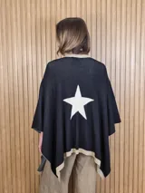 Ruana tejida de algodón en color marrón con detalles en off-white, destacando un diseño de estrella grande en la espalda y bordes en contraste.