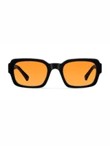 Lentes de sol con montura rectangular de color negro y cristales de color naranja. Diseño de estilo retro y urbano con protección UV400.