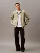Remera blanca de algodón con cuello redondo y logo "Calvin Klein Jeans" estampado en el pecho.