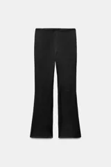 Pantalón de tiro medio confeccionado en piel 100%, con diseño de corte flare o evasé en el bajo y cierre de cremallera oculta en la costura lateral.