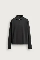 Polo de manga larga color negro con ajuste relajado, cuello tipo solapa y cierre frontal de cremallera corta. Cuenta con acabados en rib en los puños y el dobladillo.
