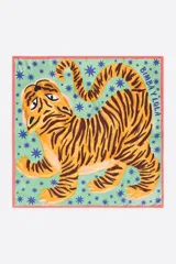 Pañuelo cuadrado de poliéster con un diseño artístico de un tigre en tonos naranja y marrón sobre un fondo verde decorado con estrellas azules. Presenta un borde contrastante en color rosado e incluye el nombre de la marca Bimba y Lola en uno de sus laterales.