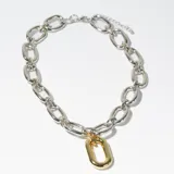 Gargantilla plateada de eslabones grandes con dije rectangular dorado.